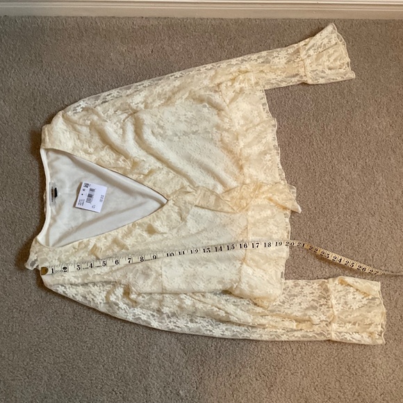 NWT American Eagle Lace Blouse cream colour size large. - Picture 3 of 6